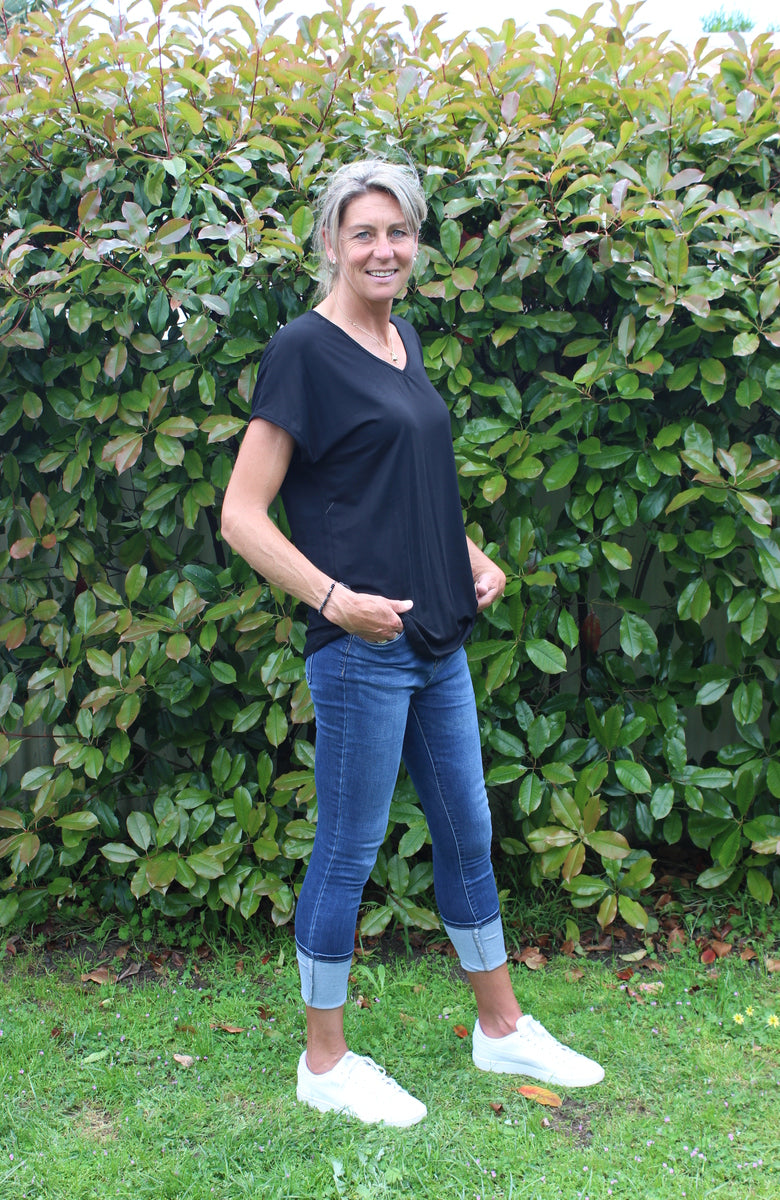 Demi tee - black // PRE ORDER