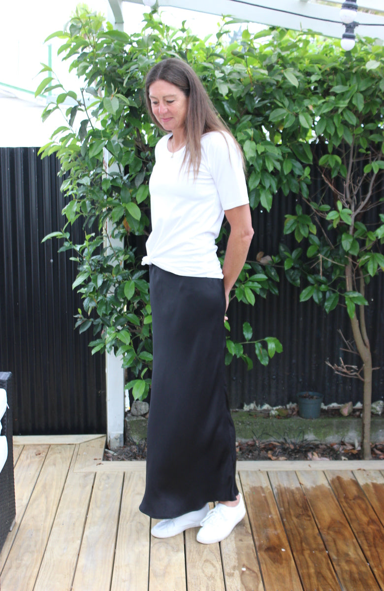 Bias cut skirt - black satin