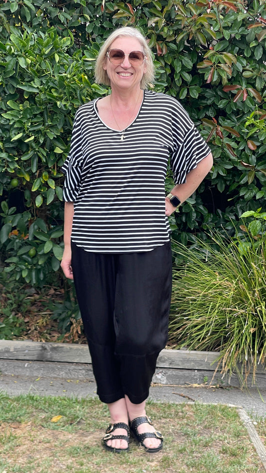 Frill me - black & white stripe