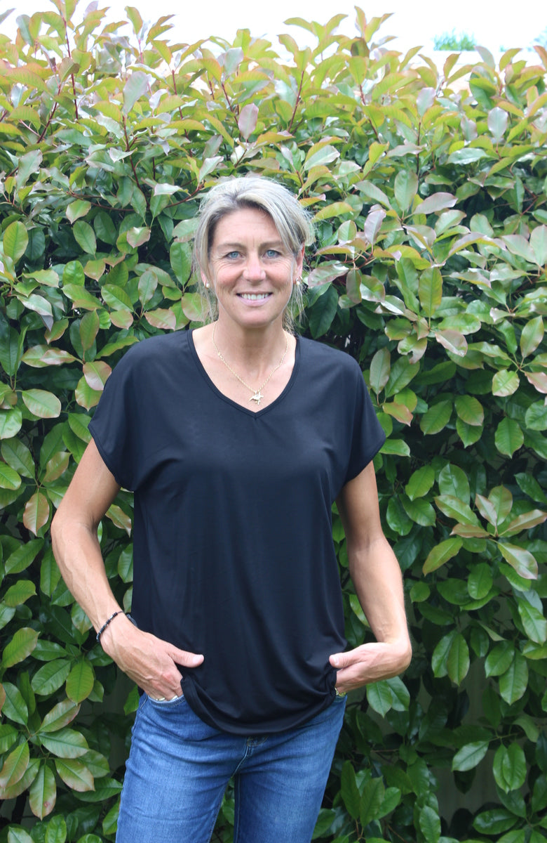 Demi tee - black // PRE ORDER