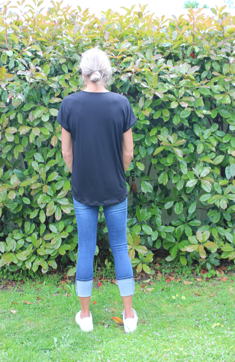 Demi tee - black // PRE ORDER