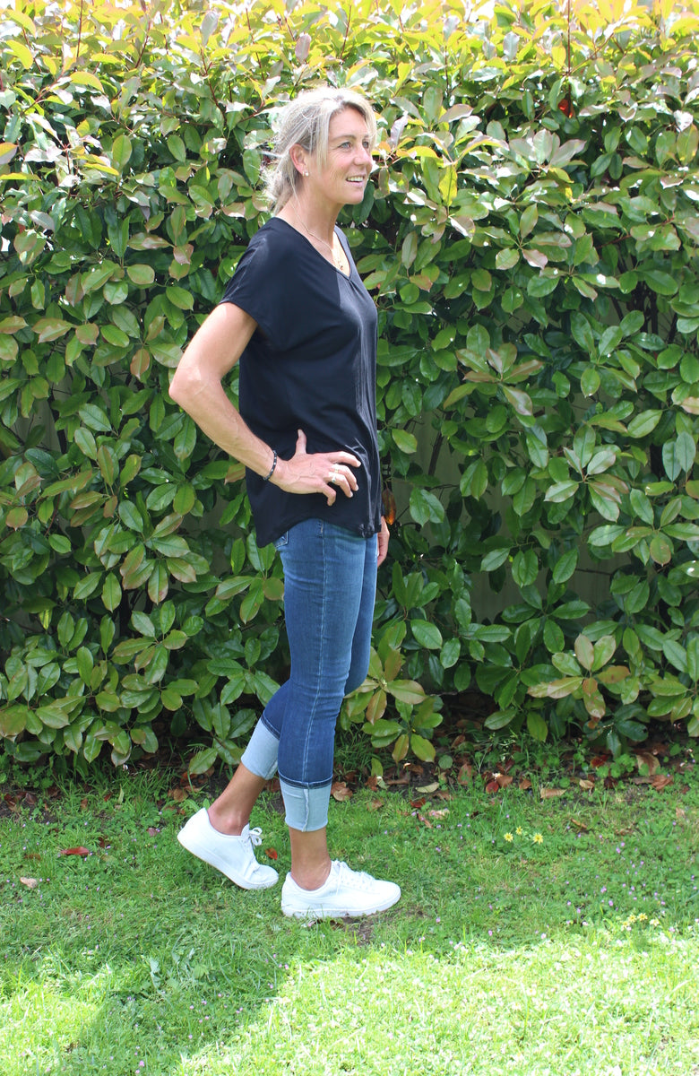 Demi tee - black // PRE ORDER