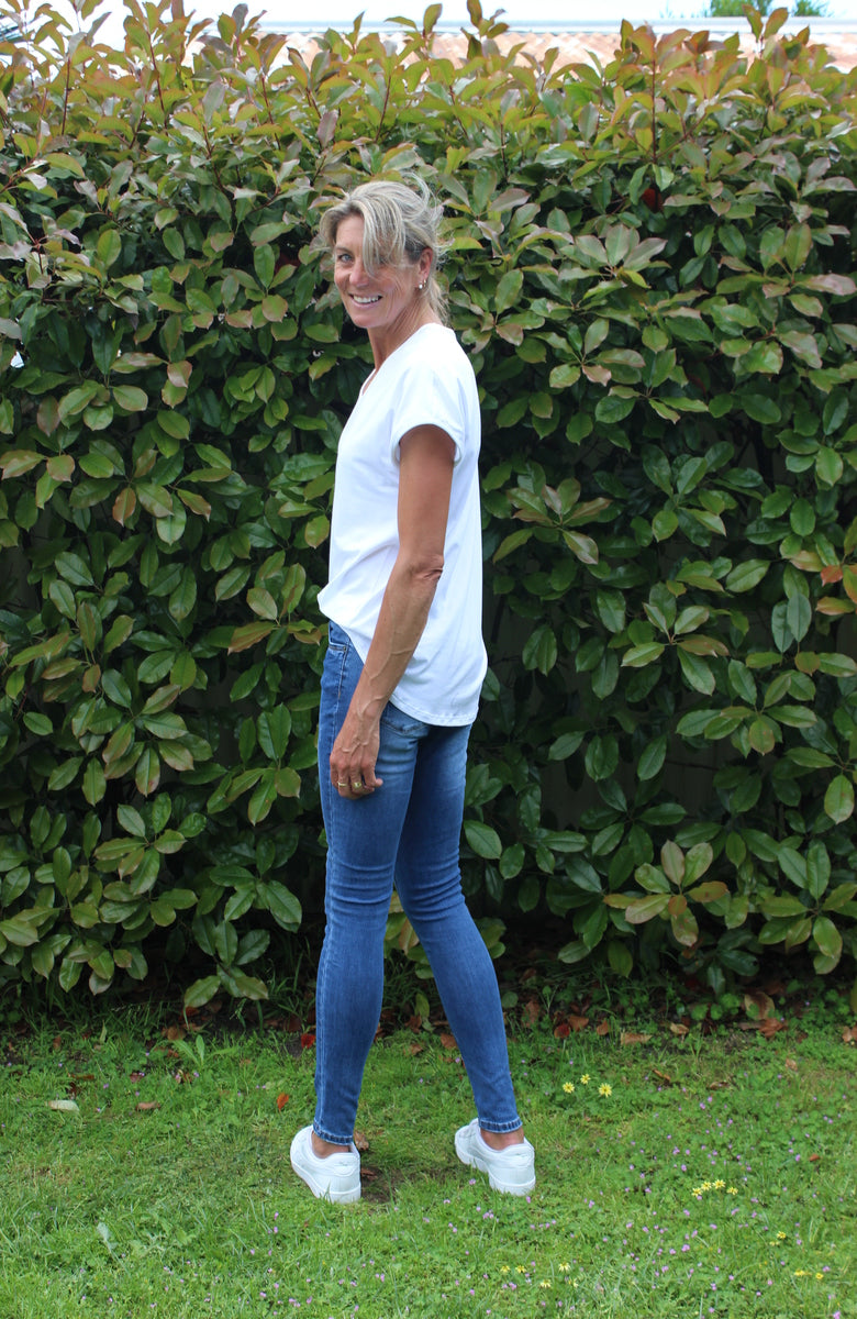 Demi tee - white // PRE-ORDER