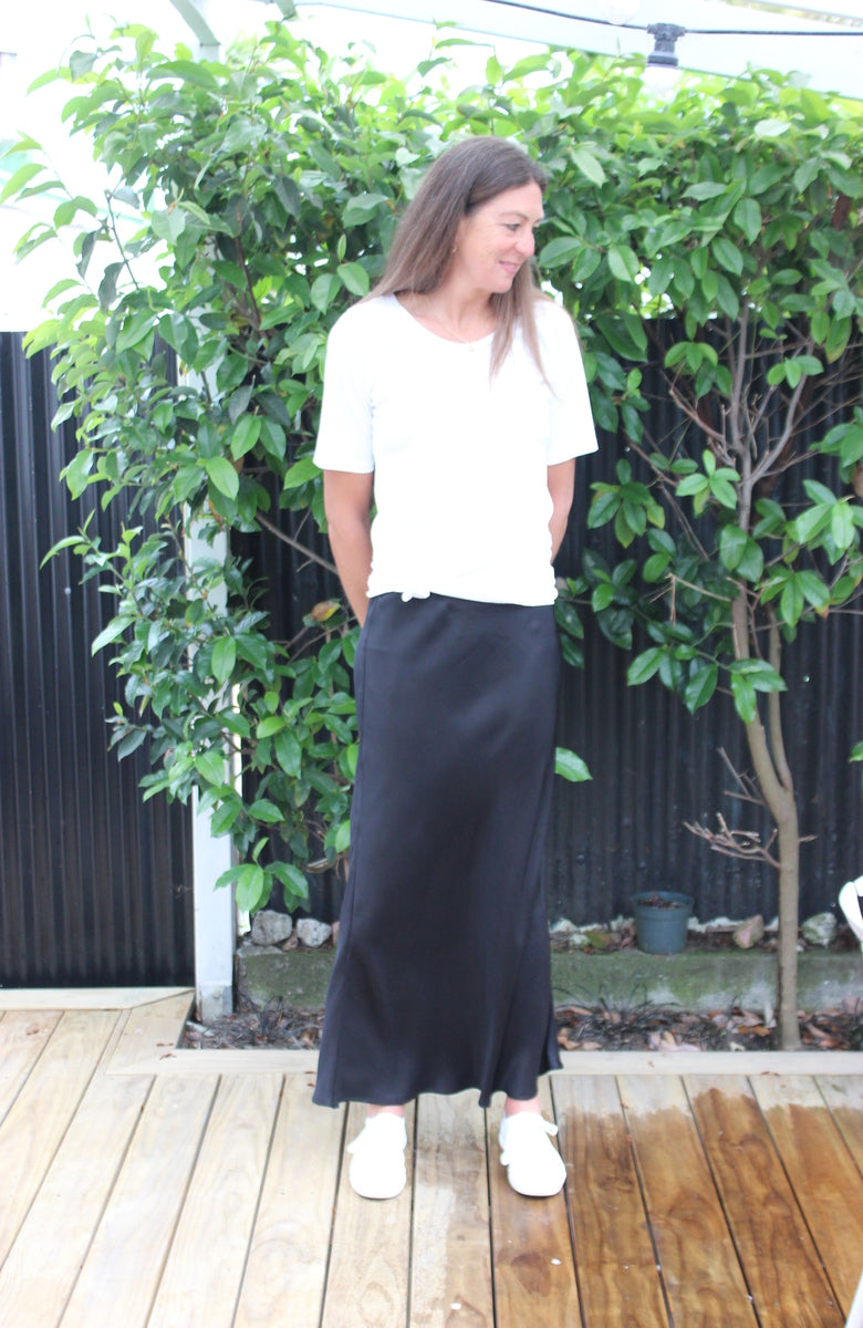 Bias cut skirt - black satin